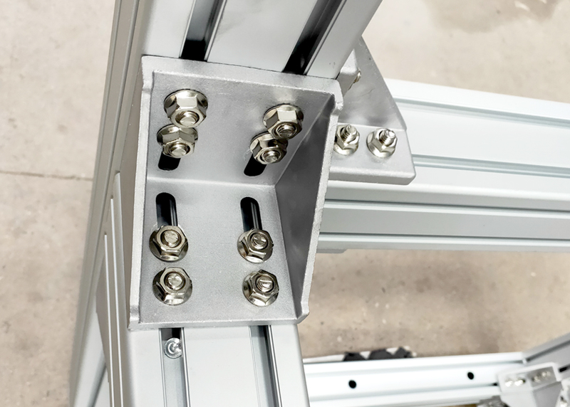 鋁合金型材在經(jīng)過(guò)加工后主要都是用來(lái)安裝成鋁框架的，這樣的鋁框架在生活中已經(jīng)到處可見(jiàn)了。像一些白板架、貨架、吸煙亭等等都是用鋁型材加工安裝的，非常美觀(guān)大方。本文我們要討論的是鋁型材連接方式對(duì)鋁型材報(bào)價(jià)的影響。